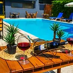 Four Seasons Ξενοδοχείο 2*
