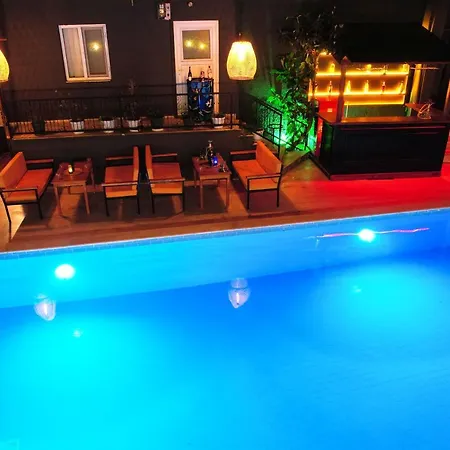 Four Seasons Hotell 2*
