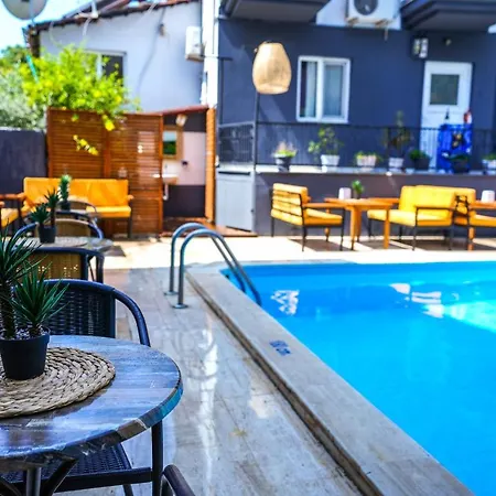 Four Seasons Hotell 2*