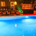 Four Seasons מלון 2*